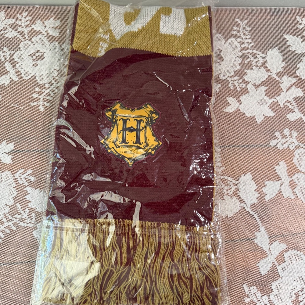 New Harry Potter Scarf Unisex OS Burgundy Gold Hogwarts Crest Knit Fringe